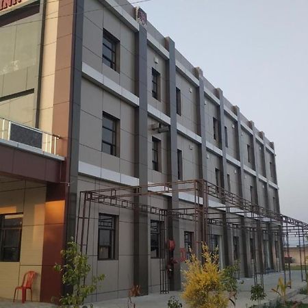 Hotel Yoran Inn & Restaurant By Wb Inn Sadabad Dış mekan fotoğraf